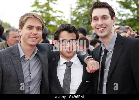 (De gauche à droite) Joe Thomas, Simon Bird et Blake Harrison arrivent pour les National Movie Awards 2011 à Wembley Arena, Londres Banque D'Images