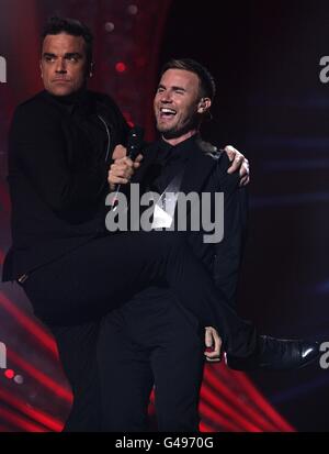 Robbie Williams (à gauche) et Gary Barlow de la prendre sur scène lors des National Movie Awards 2011 à Wembley Arena, Londres Banque D'Images