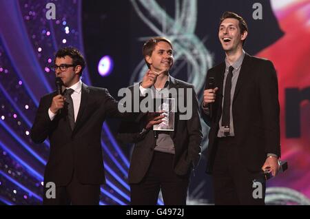 (De gauche à droite) Simon Bird, Joe Thomas et Blake Harrison présentent le prix de la meilleure comédie lors des National Movie Awards 2011 à Wembley Arena, Londres Banque D'Images