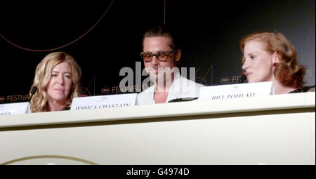 (De gauche à droite) le producteur Dede Gardner, Brad Pitt et la co-star Jessica Chastain lors d'une conférence de presse pour l'arbre de vie au Festival de Cannes, France. Banque D'Images