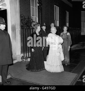 La Reine mère avec le Premier ministre Margaret Thatcher à l'extérieur du 10 Downing Street, Londres. Sa Majesté est arrivée pour un dîner de 80e anniversaire en son honneur donné par Margaret Thatcher et son mari, Denis. Banque D'Images