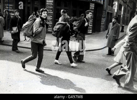 LES RANDONNEURS VÊTUS ET ÉQUIPÉS POUR PASSER CE WEEK-END DE VACANCES À L'EXTÉRIEUR SE TROUVAIENT PARMI LES THUSANDS LORS D'UN CORTÈGE PASSANT PAR REGENT STREET AU DÉBUT D'UNE MARCHE DE 50 MILES DE LONDRES À L'ÉTABLISSEMENT DE RECHERCHE ATOMIQUE D'ALDERMASTON, BERKSHIRE, POUR PROTESTER CONTRE LA PRODUCTION D'ARMES NUCLÉAIRES.LA MARCHE PRENDRA QUATRE JOURS ET SE TERMINERA PAR UN RALLYE À ALDERMASTON. Banque D'Images