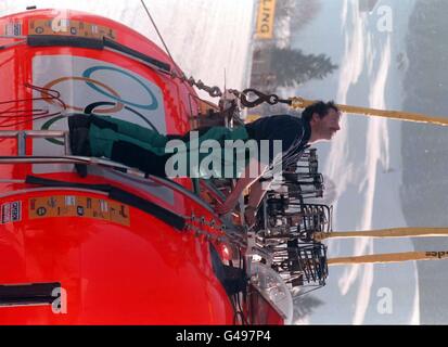 Fichier de bibliothèque, daté du 27/1/98. L'ingénieur Breitling Orbiter, Andy Elson de Bristol, prépare le ballon à Château d'oex, en Suisse, avant la tentative mondiale de ballon: M. Elson, de Wells, Somerset, devait utiliser ses compétences d'alpinisme aujourd'hui (jeudi) pour réparer une fuite de capsule qui a réduit la tentative d'escargot. Voir PA Story SWITZERLAND Balloon. Photo de Stefan Rousseau/PA Banque D'Images