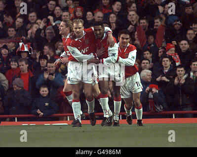 Nicolas Anelka (deuxième à droite) célèbre avec ses coéquipiers Dennis Bergkamp, Emmanuel petit (à gauche) et Gilles Grimandi (à droite) le troisième but d'Arsenal contre Southampton à Highbury aujourd'hui (samedi). Arsenal a remporté 3-0. Photo de Sean Dempsey/EDI/PA. Banque D'Images