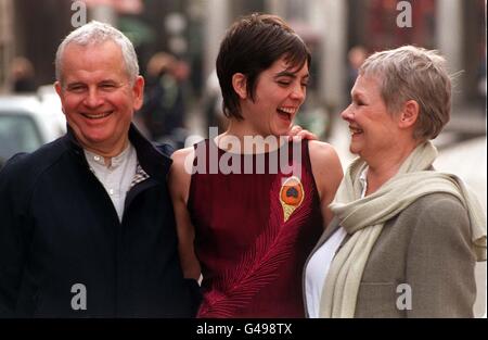 Madame Judi Dench (à droite), nominée aux Oscars, a ajouté à sa liste d'honneurs en reconnaissance de son travail dans son premier amour, le théâtre lorsqu'elle a été nommée meilleure actrice dans le London Theatre Crivetes' Awards pour sa performance dans Amy's View (Royal National Theatre), Au Musée Threatre de Londres aujourd'hui (jeudi). Ian Holm (à gauche) a reçu le prix du meilleur acteur pour le roi Lear au Théâtre national royal, et Liza Walker (au centre), a reçu le prix du nouveau venu le plus prometteur, pour le Weir à la Cour royale. Voir PA Story ARTS Awards. Photo de Stefan Rousseau. Banque D'Images