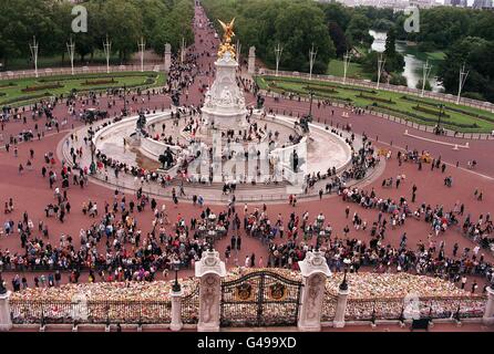 La scène depuis le toit de Buckingham Palace des foules laissant leurs hommages floraux aux portes du Palais aujourd'hui (mercredi), après la mort tragique de Diana, princesse de Galles dans les premières heures de dimanche matin. Voir l'histoire de PA DIANA Flowers. Photo de John Stillwell. Banque D'Images