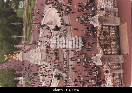 La scène depuis le toit de Buckingham Palace des foules laissant leurs hommages floraux aux portes du Palais aujourd'hui (mercredi), après la mort tragique de Diana, princesse de Galles dans les premières heures de dimanche matin. Voir l'histoire de PA DIANA Flowers. Photo de John Stillwell. Banque D'Images