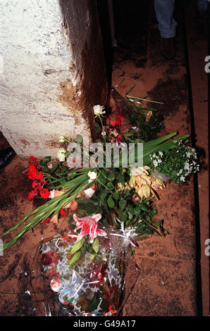 PA NEWS PHOTO : 1/9/97 : UN BOUQUET POSÉ SUR UN PILIER DANS LE PASSAGE INFÉRIEUR DU COURS ALBERT SOUS LE PONT DE L'ALMA, À PARIS - LA SCÈNE OÙ LA MERCEDES CL 600 TRANSPORTANT DIANA, LA PRINCESSE DE GALLES, ET DODI AL FAYED S'EST ÉCRASÉE. Banque D'Images