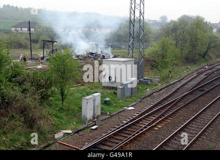 Des pompiers travaillent sur les lieux d'un incendie dans un hangar de chemin de fer à côté de la ligne ferroviaire principale d'Édimbourg à Glasgow à Bonnybridge, près de Cumbernauld. Banque D'Images