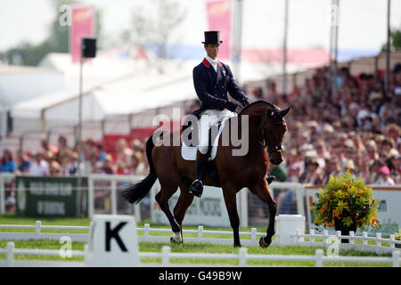 Le William Fox-Pitt de Great Bratiain's Cool Mountain concurrence dans la dressage pendant le troisième jour des épreuves de badminton à Badminton, Gloucestershire. Banque D'Images