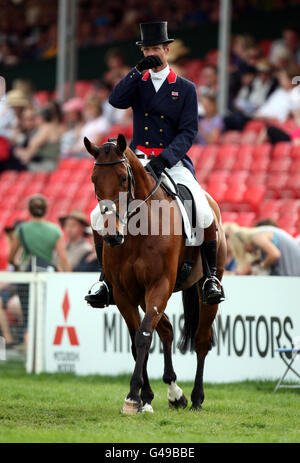 La circonscription de William Fox-Pitt en Grande-Bretagne, Cool Mountain, participe à la séance de l'après-midi du deuxième jour de dressage au cours du troisième jour des épreuves de badminton à Badminton, Gloucestershire. Banque D'Images