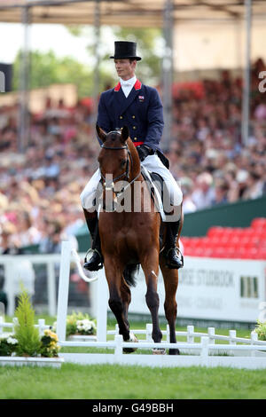 La circonscription de William Fox-Pitt en Grande-Bretagne, Cool Mountain, participe à la séance de l'après-midi du deuxième jour de dressage au cours du troisième jour des épreuves de badminton à Badminton, Gloucestershire. Banque D'Images