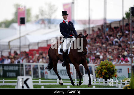 La circonscription de William Fox-Pitt en Grande-Bretagne, Cool Mountain, participe à la séance de l'après-midi du deuxième jour de dressage au cours du troisième jour des épreuves de badminton à Badminton, Gloucestershire. Banque D'Images