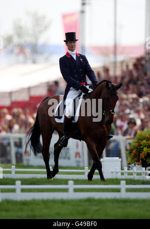 La circonscription de William Fox-Pitt en Grande-Bretagne, Cool Mountain, participe à la séance de l'après-midi du deuxième jour de dressage au cours du troisième jour des épreuves de badminton à Badminton, Gloucestershire. Banque D'Images