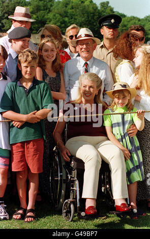 'Lady' Kanga Tryon, ami du Prince Charles, assiste à un organisme de bienfaisance polo à Tidworth Polo Club, au profit de l'Ispire Foundation, qui amasse des fonds pour aider les patients atteints de lésions de la moelle épinière. 15/11/97 : Mme Tryon est mort dans l'unité de soins intensifs de la London Clinic, ami et conseiller Alastair Mackillop a dit. Photo de Barry Batchelor Banque D'Images