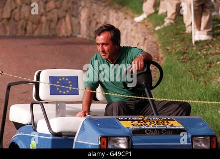 Le capitaine de l'équipe européenne de la coupe Ryder Severiano Ballesteros est au volant d'une voiturette de golf dans le Valdarrama en Espagne ce matin (mardi). Photo de Barry Bathelor/PA. Banque D'Images