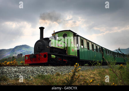 Dolbadu construit par Hunslett de Leeds en 1922 longe le chemin de fer à voie étroite à Llyn Padarn (lac Padarn) près de Llanberis à l'ombre de Snowdon.Le moteur a travaillé dans la carrière d'ardoise de llanberis jusqu'en 1967 et a été l'un des derniers moteurs à vapeur utilisés pour cette tâche. Banque D'Images