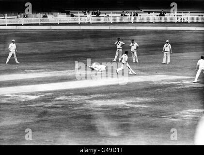 Cricket - Eton College / Harrow School - Premier jour - Lord's.Anthony Webster (Harrow), rentre à la maison pour un simple rapide comme Roderick Kinkead-Weekes, le gardien de cricket d'Eton plonge pour prendre le ballon. Banque D'Images