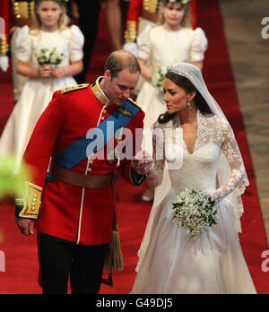 Le prince William et sa mariée Kate descendent dans l'allée à l'abbaye de Westminster, à Londres, après leur mariage. Banque D'Images