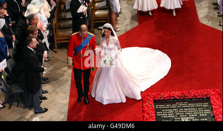 Le prince William et sa mariée Kate descendent dans l'allée à l'abbaye de Westminster, à Londres, après leur mariage. Banque D'Images