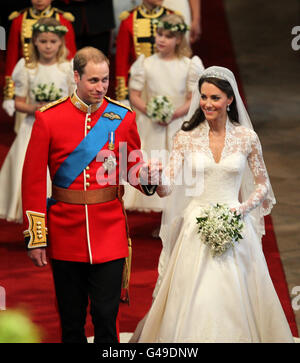 Le prince William et sa mariée Kate descendent dans l'allée à l'abbaye de Westminster, à Londres, après leur mariage. Banque D'Images