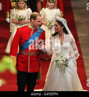 Le prince William et sa mariée Kate descendent dans l'allée à l'abbaye de Westminster, à Londres, après leur mariage. Banque D'Images