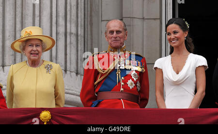 La reine Elizabeth II, duc d'Édimbourg et Pippa Middleton, apparaissent sur le balcon de Buckingham Palace, à Londres, après le mariage du prince William et de Kate Middleton à l'abbaye de Westminster. Banque D'Images