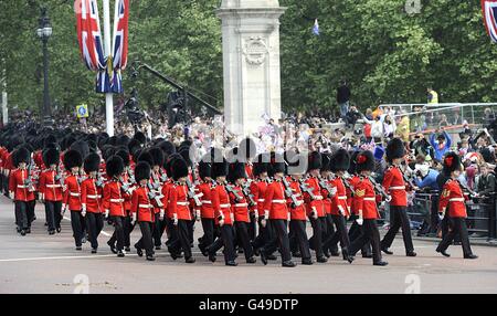 La garde de la Reine descend le Mall à la suite de la cérémonie de mariage entre le Prince William et sa nouvelle mariée Kate. Banque D'Images