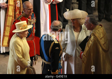 La reine Elizabeth II (à gauche), le duc d'Édimbourg (deuxième à gauche), le prince Charles (au centre) et la duchesse de Cornwall (deuxième à droite) rencontrent le doyen de Westminster alors qu'ils arrivent à l'abbaye de Westminster à Londres pour le mariage du prince William et de Kate Middleton. Banque D'Images