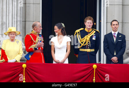 (De gauche à droite) la reine Elizabeth II, le duc d'Édimbourg, Pippa Middleton, le prince Harry et James Middleton accueillent la foule sur le balcon du palais de Buckingham, à Londres, après le mariage du prince William et de Kate Middleton à l'abbaye de Westminster. Banque D'Images