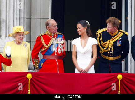 (De gauche à droite) la reine Elizabeth II, le duc d'Édimbourg, Pippa Middleton et le prince Harry accueillent la foule sur le balcon de Buckingham Palace, Londres, après le mariage du prince William et de Kate Middleton à l'abbaye de Westminster. Banque D'Images
