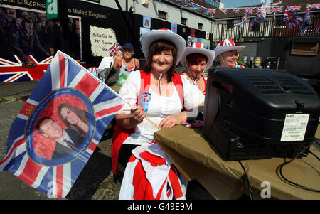 Les membres du public de Shankill Road, Belfast, regardent le mariage royal du prince William et de Kate Middleton sur une télévision portable à l'extérieur du bar Rex. Banque D'Images