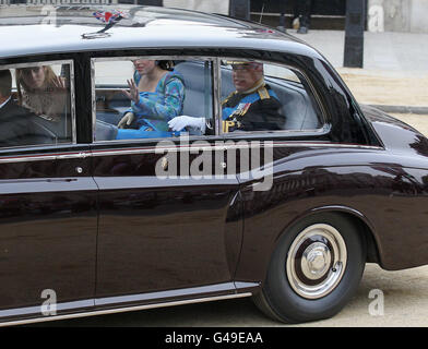 La princesse Eugénie (au centre), la princesse Beatrice et le prince Andrew se rendent à l'abbaye de Westminster, à Londres, pour le mariage du prince William et de Kate Middleton. Banque D'Images