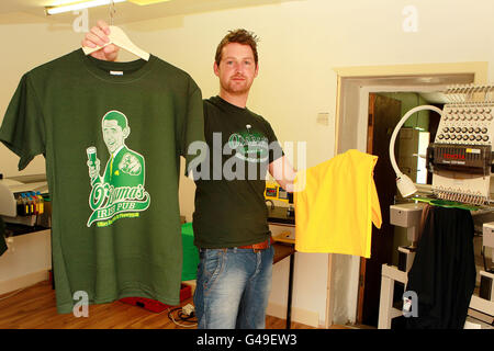 L'homme local Billy Hayes tient des t-shirts de Barack Obama dans son magasin de Moneygall, Co Offaly, alors que la fièvre d'Obama balaye le village avec des locaux réparant des trottoirs et peignant des maisons avant l'arrivée du président plus tard ce mois-ci. Banque D'Images