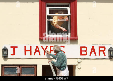 La locale Julia Hayes dirige Patrick Hayes où peindre de sa chambre à Moneygall, Co Offaly, alors que la fièvre d'Obama balaye le village avec des locaux réparant des trottoirs et peignant des maisons avant l'arrivée du président Barack Obama plus tard ce mois-ci. Banque D'Images