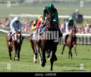 Times Up, monté par Richard Hughes (au centre), remporte le concours de la série des champions britanniques de Qipco lors du festival QIPCO Guinéas à l'hippodrome de Newmarket. Banque D'Images