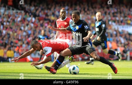 Football - Barclays Premier League - Arsenal / Manchester United - Emirates Stadium.Gael Clichy d'Arsenal (à gauche) et Patrice Evra (à droite) de Manchester United se battent pour le ballon Banque D'Images