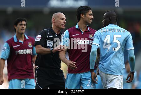 L'arbitre Howard Webb doit intervenir en tant que West Ham United Manuel da Costa (au centre) et Mario Balotelli de Manchester City (à droite) entrez dans une altercation Banque D'Images