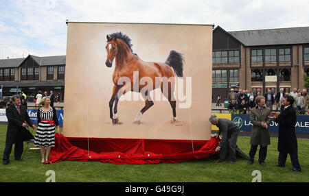 (De gauche à droite) JP McManus, artiste Nicola Russell, Charlie Swan et Aiden O'Brien dévoilent le plus grand tableau équin d'Europe, un portrait d'Istaabraq lors de la Chase Day du Champion Boylesports.com à l'hippodrome de Punchesttown, Naas, Irlande. Banque D'Images