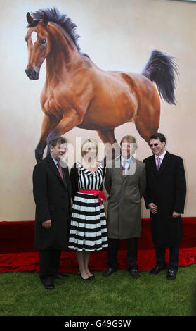 (De gauche à droite) JP McManus, artiste Nicola Russell, Charlie Swan et Aiden O'Brien dévoilent le plus grand tableau équin d'Europe, un portrait d'Istaabraq lors de la Chase Day du Champion Boylesports.com à l'hippodrome de Punchesttown, Naas, Irlande. Banque D'Images