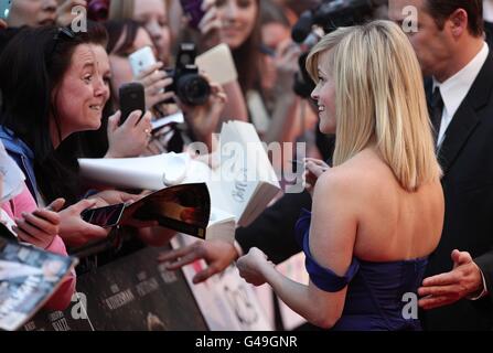 Reese Witherspoon signe des autographes pour les fans alors qu'elle arrive pour la première britannique de l'eau pour les éléphants au vue Westfield, Londres. Banque D'Images