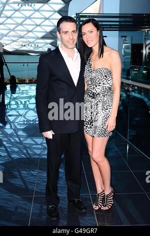 Linzi et Wera Stoppard arrivent pour la première de l'eau pour les éléphants au vue Westfield, Londres. Banque D'Images