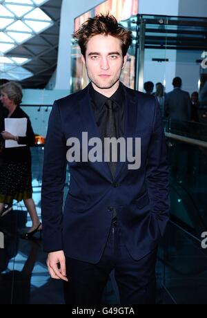 Robert Pattinson arrive pour la première britannique de l'eau pour les éléphants au vue Westfield, Londres. Banque D'Images