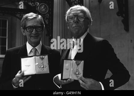 PA News photo 193369-4 30 juillet 1980 scénaristes Denis Norden et Frank Muir avec des CBE après avoir été honorés par le Quen pour leurs investitures au Palais de Buckingham Banque D'Images