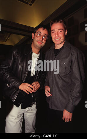 Le comédien David Baddiel (à gauche) et le footballeur d'Angleterre et de Chelsea Graeme le Saux lors de la première de 'face off' à BAFTA Piccadilly, Londres. Banque D'Images