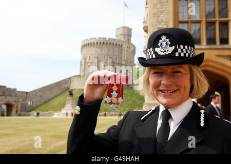 Le chef de la police de la vallée de la Tamise Sara Thornton et son CBE, qu'elle a reçu de la reine Elizabeth II au château de Windsor, pour des services à la police. Banque D'Images