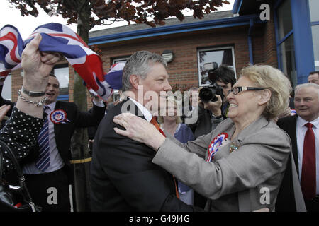 Le premier ministre d'Irlande du Nord, Peter Robinson (à gauche), arrive au centre Ards Leisure où se déroule le décompte de son siège à l'Assemblée de Belfast est. Banque D'Images