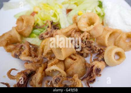 Plat de nourriture de calmars frits avec de la salade. Restaurant Andalousie, Espagne Europe Banque D'Images