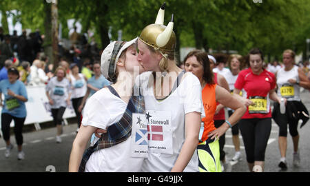 Les coureurs fêtent leur arrivée au cours du 10K d'Ignis Asset Management Women à Glasgow, en Écosse. Banque D'Images