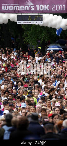 Les coureurs participent au 10K de Ignis Asset Management Women à Glasgow, en Écosse. Banque D'Images